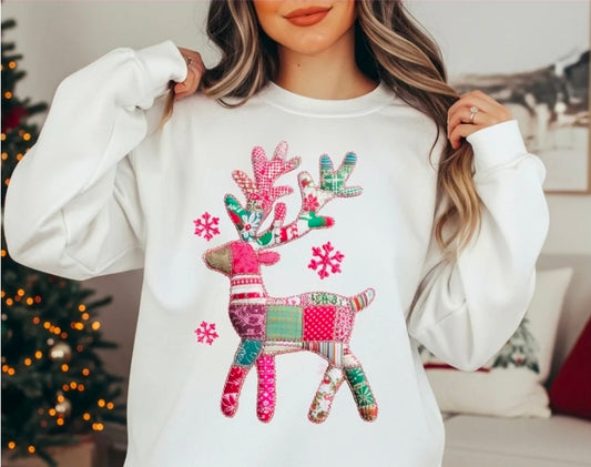 🦌 Patchwork Reindeer Christmas Sweatshirt – Cozy Holiday Vintage Style Pullover