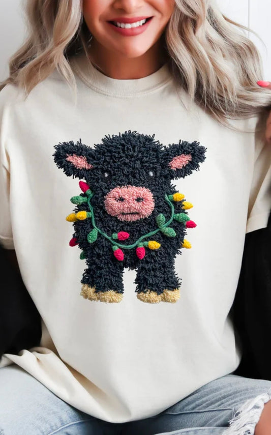 🐮 Highland Cow Christmas Tee – Cozy Faux Yarn Holiday T-Shirt with Lights